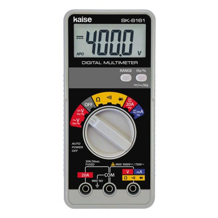 型番SK-6161 商品説明【特長】 見やすい文字高20mmの大型LCD。 単3電池(1.5V)2本で300時間以上の連続使用が可能。AC/DC 20A測定。 別売クランプアダプターを使用することで大電流の測定が可能。 静電容量測定。(SK-6163) 偏差測定、ディスプレイホールド。（SK-6163） レンジホールド、オートパワーセーブ。 卓上での使用に便利な傾斜スタンド付き。 【仕様】 表示：4000カウント、文字高20mm サンプリング：2.5回／秒 (周波数、デューティー比、静電容量測定は除く) レンジ切換：オート／マニュアルレンジ 電源：1.5V R6P（単3）電池2本 サイズ：75X34X約160mm▲ 重量：180g 付属品：100-57テストリード、1020キャリングケース、1.5V R6P（単3）電池 2本、F14スペアヒューズ（0.5A/250V）1本、F16スペアヒューズ(15A/250V)1本、取扱説明書