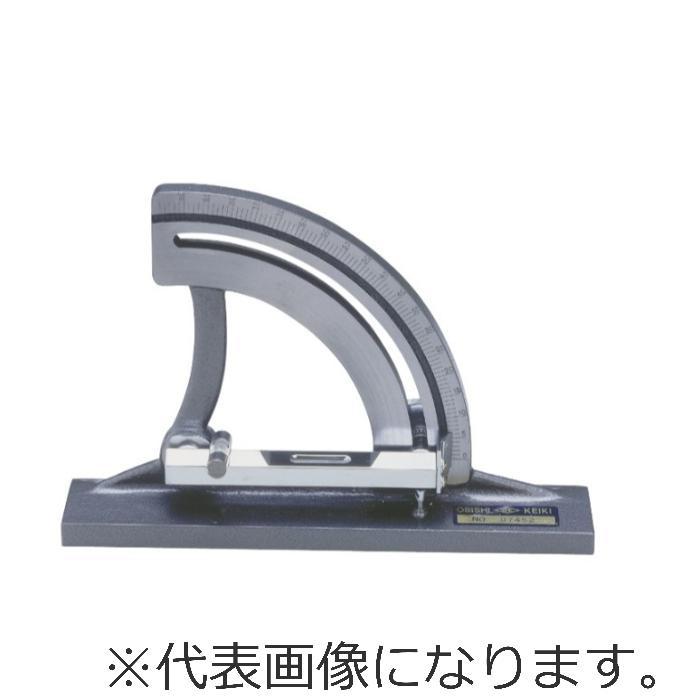 型番 882A-45 商品説明 【特長】 傾斜測定用の水準器です。 泡を目盛線の中心に合せたときの本体の度数目盛とバーニヤとで角度を読み取ります。 正確な測定をするために副気泡管をそなえております。 【仕様】 寸法(ベース×H mm）：250×44×140 測定範囲(度)：45 最小読取(分)：12 重量：2.7kg
