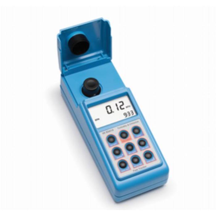 型番 HI 93414 商品説明 【特長】 低濃度域においても精度の高い濁度測定が可能 バリデーターによる数値の検証と校正が可能(残留塩素) 独自のタグ識別装置により現場での多様な測定の記録が可能 濁度の2点、3点、4点校正が可能 USBまたはRS232によるPC接続が可能 GLP機能による校正状態の確認が可能 測定結果を200データまでメモリー可能 バックライトにより作業効率がアップ 未使用時に自動電源オフ 電源ON時にバッテリー残量表示 現在時刻を液晶画面に常に表示 【注意事項】 商品画像はイメージです。実際の商品とは異なる場合がございます。 掲載商品の仕様は予告なく変更する場合や取扱いを中止する場合もございますのでご了承ください。 国内での使用に限ります。 【仕様】 質量(g)：512 校正：(濁度) 2点、3点、または4点校正/専用バリデーターにて、(残留塩素) 1点校正/専用バリデーターにて 電源：単三アルカリ電池4個、またはACアダプター 測定項目：遊離塩素 (低濃度)/全塩素 (低濃度)/濁度 測定範囲：(濁度)0.00〜9.99、10.0〜99.9、100〜1000NTU、(残留塩素)0.00〜5.00mg/L (遊離塩素/全塩素とも) 分解能：濁度： 0.01NTU(0.00〜9.99NTU)、0.1NTU(10.0〜99.9)、1NTU(100NTU以上)、残留塩素： 0.01mg/L(3.50mg/Lまで)、0.10mg/L(3.50mg/L以上) セット内容：測定用ガラスセル5組、バリデーター(濁度/残留塩素)各1セット、セル面清浄用布、シリコンオイル、タグ5個、試薬開封用はさみ、単三アルカリ電池4個、ACアダプター、残留塩素試薬100回分無償引換票、日本語取扱説明書、保証書、ハードキャリングケース 精度：(濁度)±2%+0.02NTU、(残留塩素)±0.02mg/L (濃度1.00mg/Lにおいて) 測定原理：(濁度)90°散乱光方式、(残留塩素)DPD吸光光度法 光源：発光源：タングステンランプタングステンランプ、受光部：濁度：シリコンフォトセル、残留塩素：フィルター装置付シリコンフォトセル (525nm) 寸法(長さL×幅W×厚さ)(mm)：224×87×77 データメモリ：200データ PC接続：RS232、またはUSB 電源自動OFF：15分間の未使用後