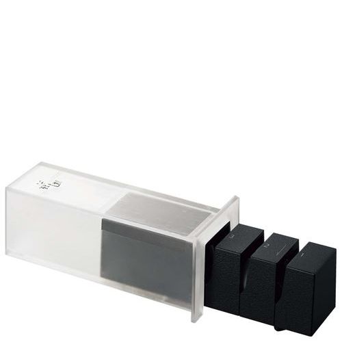 商品情報商品名：関孫六 ダイヤモンド＆セラミックシャープナー 片刃用 AP－0162メーカー型番：2121930JANコード：4901601295566入り数：1サイズ(外寸mm)：縦117：横45：高さ50サイズ(内寸mm)：-重量：111g材質：本体：ABS樹脂(耐熱温度90度) カバー：AS樹脂(耐熱温度70度)・ABS樹脂(耐熱温度70度) 砥石ダイヤモンド砥石 アランダム系セラミック砥石 滑り止め：エラストマー(耐熱温度70度)製造生産国製造物を生産した国：日本特記事項電池で動くか：No有害な物質や危険物・または消防法・航空法上で危険物として規制されていますか？：N0商品について●片刃包丁専用配送料について【ご注意】画面上の色はブラウザやご使用のパソコンの設定により実物と異なる場合があります。
