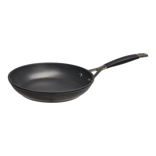 ■商品説明■商品名：ル・クルーゼ TNS シャローフライパン 962001-24 24cmメーカー品番：9-0090-0103お届け数：1JANコード：0630870121941メーカー品番：962001-24その他仕様：●規格:24cm●容量(L):1.5●板厚(mm):5.5特記事項：●板厚:5.5●握りやすく熱くなりにくいシリコンハンドルタイプです。サイズ：●幅×奥行×高さ(mm):250×450×75※取っ手含む●底経(mm):177●質量(kg):1.0配送料について【ご注意】画面上の色はブラウザやご使用のパソコンの設定により実物と異なる場合があります。