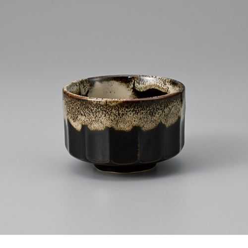 ■商品説明■商品名：天目うのふ菊型抹茶碗メーカー品番：378-099お届け数：1サイズ(cm)：口径11.3×7.5素材：陶器【配送料について】【ご注意】画面上の色はブラウザやご使用のパソコンの設定により実物と異なる場合があります。