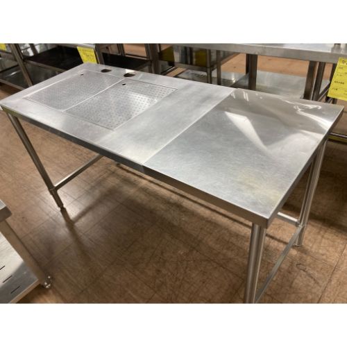 ■ 商品について ■早い者勝ち■ 商品概要 ■商品名：作業台 水切り付き外形寸法：W1450×D600×H800(mm)メーカー：不明型式：不明年式：不明保証期間：なしランク：C特記事項：特になし 販売店：テンポス広島西店（広島県広島市）からの配送です。この商品は中古ですので1品ものです。店頭販売もしておりますので、売り切れる場合が御座います。売り切れた場合は、迅速にペ-ジの更新をするよう心掛けておりますが、リアルタイムではございません。掲載商品が完売している場合もありますのでご了承ください。在庫に関しましてはお気軽にお問合わせ下さい。■ ランクの規定について ■ランクN：未使用品、または一度も使用されていない。ランクS：数回程度使用されているものの、ほとんど未使用品と変わらない。ランクA：小傷、擦り傷が見られるが、大きな欠点もなく、程度が良い。ランクB：中小傷が見受けられるが、十分使用できる。ランクC：傷が多く、大きな傷も数箇所見受けられるが、使用に問題はない。■ 配送等について ■この商品は、全国配送料無料にてお届けいたします。北海道・沖縄・離島や一部地域では追加配送料が発生致します。商品は車上渡しでのお届けです。ガス接続工事、及び給排水工事は承ることが出来かねます。お客様にて手配頂きますようお願い致します。【買取について】テンポスでは買取・再生事業を展開致しております。全国年間15,000件以上の買取実績！まずはお気軽に無料査定をご利用くださいませ！厨房機器用品、家具、食器、調理道具の買取も承っております。詳しくは「テンポス買取ドットコム」へ。※型式や仕様度合いによって一部買取不可商品もございます。予めご相談ください。店舗・厨房、中古厨房機器。厨房用品なら、テンポスドットコムにお任せ下さい！【補助キーワード】中古作業台 水切り付き,中古作業台,中古ワークテーブル