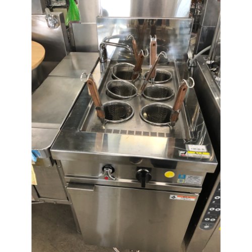 ■ 商品概要 ■商品名：ゆで麺機外形寸法：W450×D800×H800(mm)メーカー：フジマック型式：FGNB458006年式：2019年製ガス種：都市ガス【12A・13A】※ガス機器の接続は最寄りの専門業者へご依頼下さい。付属品：写真の通り説明書：写真の通り保証期間：納品日より12ヶ月(離島や一部地域では保証対象外とさせて頂きます。)ランク：B特記事項：- 販売店：テンポス一宮店（愛知県一宮市）からの配送です。この商品は中古ですので1品ものです。店頭販売もしておりますので、売り切れる場合が御座います。売り切れた場合は、迅速にペ-ジの更新をするよう心掛けておりますが、リアルタイムではございません。掲載商品が完売している場合もありますのでご了承ください。在庫に関しましてはお気軽にお問合わせ下さい。■ ランクの規定について ■ランクN：未使用品、または一度も使用されていない。ランクS：数回程度使用されているものの、ほとんど未使用品と変わらない。ランクA：小傷、擦り傷が見られるが、大きな欠点もなく、程度が良い。ランクB：中小傷が見受けられるが、十分使用できる。ランクC：傷が多く、大きな傷も数箇所見受けられるが、使用に問題はない。■ 配送等について ■この商品は、購入金額や購入台数に関わらず、別途配送料金が発生致します。当商品の配送は車上渡しのみとなります。配送料金はご注文時に送信される自動配信メールの金額とは異なります。配送料金は、当店よりお送りさせて頂きますメールにてご確認ください。お見積をご希望のお客様は、配送先のご住所をご記入の上、お気軽にお問合わせください。ガス接続工事、及び給排水工事は承ることが出来かねます。お客様にて手配頂きますようお願い致します。【買取について】テンポスでは買取・再生事業を展開致しております。全国年間15,000件以上の買取実績！まずはお気軽に無料査定をご利用くださいませ！厨房機器用品、家具、食器、調理道具の買取も承っております。詳しくは「テンポス買取ドットコム」へ。※型式や仕様度合いによって一部買取不可商品もございます。予めご相談ください。店舗・厨房、中古厨房機器。厨房用品なら、テンポスドットコムにお任せ下さい！【補助キーワード】中古ゆで麺機,中古ゆで麺機,中古ゆで麺器,中古茹で麺機,中古茹で麺器,中古ボイラー,中古めんゆで機,めんゆで器,麺ゆで機,麺ゆで器