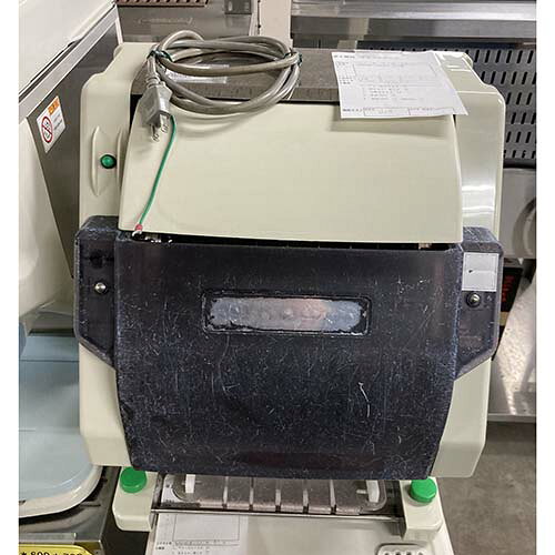 ■ 商品概要 ■商品名：海苔巻きカッター外形寸法：W380×D320×H476(mm)メーカー：鈴茂器工型式：SVC-ATC年式：2016年製電源：単相100V 50/60Hz共用コンセントプラグ：あり消費電力：140W付属品：写真の通り説明書：写真の通り保証期間：納品日より12ヶ月(離島や一部地域では保証対象外とさせて頂きます。)ランク：C特記事項：- 販売店：テンポス広島西店（広島県広島市）からの配送です。この商品は中古ですので1品ものです。店頭販売もしておりますので、売り切れる場合が御座います。売り切れた場合は、迅速にペ-ジの更新をするよう心掛けておりますが、リアルタイムではございません。掲載商品が完売している場合もありますのでご了承ください。在庫に関しましてはお気軽にお問合わせ下さい。■ ランクの規定について ■ランクN：未使用品、または一度も使用されていない。ランクS：数回程度使用されているものの、ほとんど未使用品と変わらない。ランクA：小傷、擦り傷が見られるが、大きな欠点もなく、程度が良い。ランクB：中小傷が見受けられるが、十分使用できる。ランクC：傷が多く、大きな傷も数箇所見受けられるが、使用に問題はない。■ 配送等について ■この商品は、全国配送料無料にてお届けいたします。北海道・沖縄・離島や一部地域では追加配送料が発生致します。商品は車上渡しでのお届けです。ガス接続工事、及び給排水工事は承ることが出来かねます。お客様にて手配頂きますようお願い致します。【買取について】テンポスでは買取・再生事業を展開致しております。全国年間15,000件以上の買取実績！まずはお気軽に無料査定をご利用くださいませ！厨房機器用品、家具、食器、調理道具の買取も承っております。詳しくは「テンポス買取ドットコム」へ。※型式や仕様度合いによって一部買取不可商品もございます。予めご相談ください。店舗・厨房、中古厨房機器。厨房用品なら、テンポスドットコムにお任せ下さい！【補助キーワード】中古海苔巻きカッター,中古スライサー