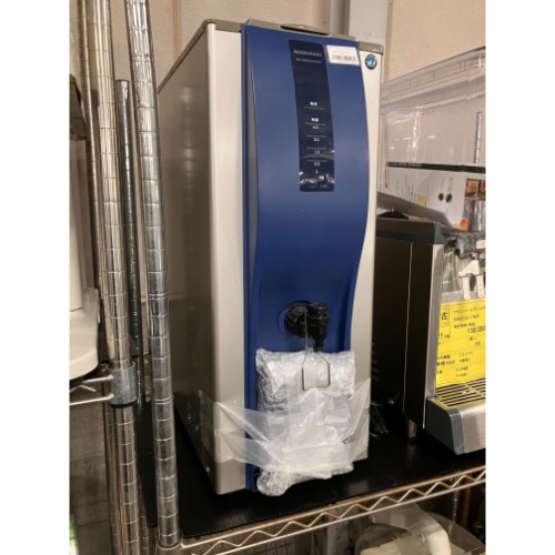 ■ 商品概要 ■商品名：コールドドリンクディスペンサー外形寸法：W260×D500×H650(mm)メーカー：ホシザキ型式：DIC-5A-P年式：2019年製電源：単相100V 50/60Hz共用コンセントプラグ：あり消費電力：285W重量：25kg付属品：写真の通り保証期間：納品日より1ヶ月(離島や一部地域では保証対象外とさせて頂きます。)ランク：B特記事項：傷や汚れあり 販売店：テンポス小倉店（福岡県北九州市）からの配送です。この商品は中古ですので1品ものです。店頭販売もしておりますので、売り切れる場合が御座います。売り切れた場合は、迅速にペ-ジの更新をするよう心掛けておりますが、リアルタイムではございません。掲載商品が完売している場合もありますのでご了承ください。在庫に関しましてはお気軽にお問合わせ下さい。■ ランクの規定について ■ランクN：未使用品、または一度も使用されていない。ランクS：数回程度使用されているものの、ほとんど未使用品と変わらない。ランクA：小傷、擦り傷が見られるが、大きな欠点もなく、程度が良い。ランクB：中小傷が見受けられるが、十分使用できる。ランクC：傷が多く、大きな傷も数箇所見受けられるが、使用に問題はない。■ 配送等について ■この商品は、全国配送料無料にてお届けいたします。北海道・沖縄・離島や一部地域では追加配送料が発生致します。商品は車上渡しでのお届けです。ガス接続工事、及び給排水工事は承ることが出来かねます。お客様にて手配頂きますようお願い致します。【買取について】テンポスでは買取・再生事業を展開致しております。全国年間15,000件以上の買取実績！まずはお気軽に無料査定をご利用くださいませ！厨房機器用品、家具、食器、調理道具の買取も承っております。詳しくは「テンポス買取ドットコム」へ。※型式や仕様度合いによって一部買取不可商品もございます。予めご相談ください。店舗・厨房、中古厨房機器。厨房用品なら、テンポスドットコムにお任せ下さい！【補助キーワード】中古コールドドリンクディスペンサー,中古ディスペンサー