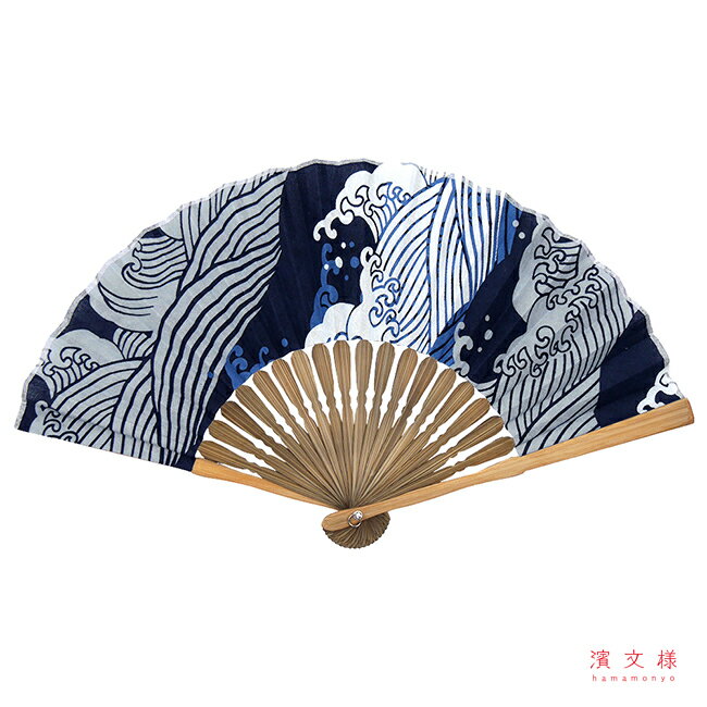 ▼商品詳細 サイズ 長さ20cm 素&ensp;材 扇面：綿100%、扇骨：竹 ※色合いはご覧頂く環境によって異なる場合があります。 特&ensp;徴 てぬぐい生地を使用した布扇子。 濱文様ならではの鮮やかな絵柄は 持ち歩いても、飾っても素敵です。