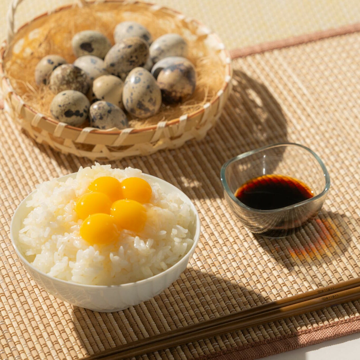 【送料無料 】うずらぼっくす 命のカプセル ギフトパック〔うずら生卵・うずら燻製玉子2種・殻割ハサミ〕贈答用　　濃厚 こだわり 桜のチップ トッピング おつまみ おやつ カッター うずら卵専用ハサミ 静岡県産 浜名湖ファーム