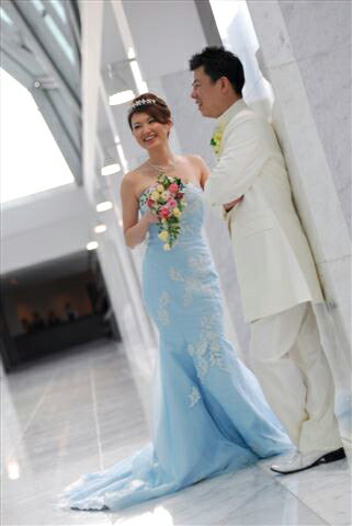 あれんじHana倶楽部の送料無料（一部地域を除く）【只今プレゼント付き】 オーバル ティアドロップ【プリザーブドフラワー】 ブライダルブーケ【シャインShine】W18cm×H35cm キャスケードブーケ【送料無料】｜アングル3