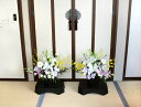 1対 お供え用 【 生花 】花台付き供花アレンジMサイズ( ホワイト 系) 花材おまかせ フラワーアレンジメント お供え お盆 花 お悔やみ ギフト 法事 枕花...