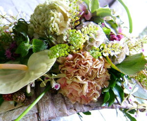 誕生日 バレンタイン 開店祝い プレゼントにも おまかせ ナチュラルカラーフラワーアレンジメント 花 人気ランキング 花ギフト 花束 結婚記念日 (誕生日 などにも) バラ 還暦 54