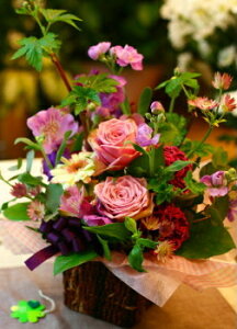 誕生日 バレンタイン 開店祝い プレゼント おまかせ ナチュラル系フラワーアレンジメント 花 人気ランキング 花ギフト 花束 結婚記念日 (誕生日 などにも) バラ 還暦 87