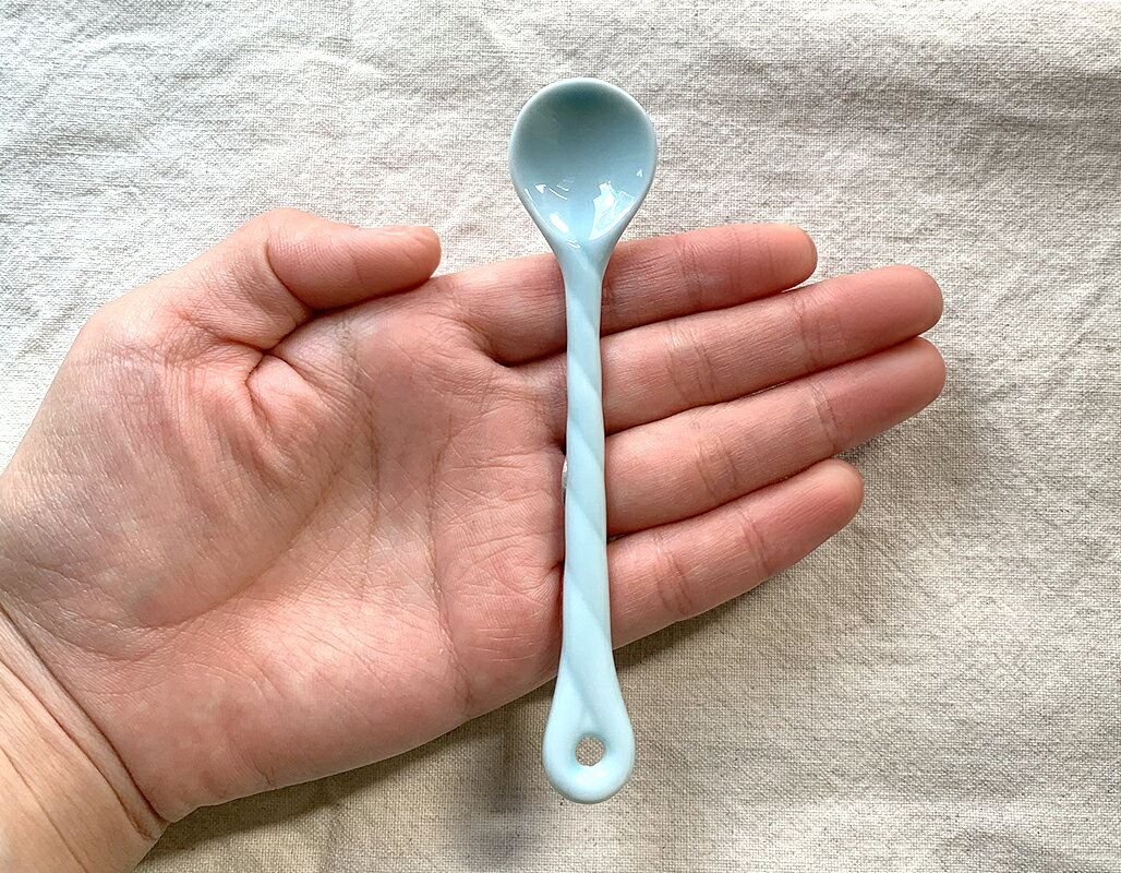 【クーポン配布中】【訳あり】 ねじりパステルカラー ティースプーン 全3色 陶磁器 アウトレット // マドラー スプーン コーヒースプーン おしゃれ カラフル パステルカラー 紅茶 珈琲 コーヒー ティータイム お買い得 洋食器 和食器 カトラリー 食器 陶器 来客用 子ども用 hana2primitive-10002413 おしゃれ食器 Primitive陶舎花*花 サンプル画像3