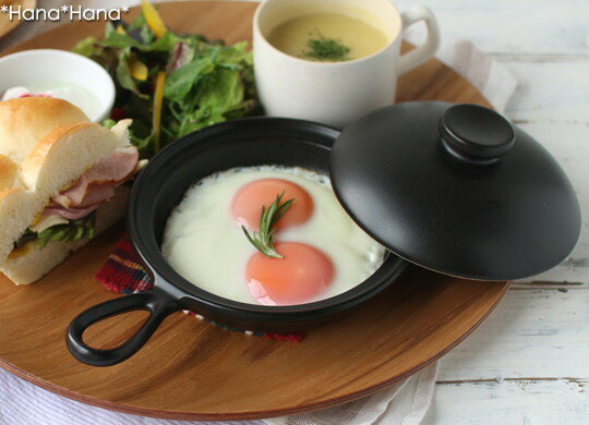 【クーポン配布中】ブラックセラミック 蓋付き目玉焼きプレート 直径15cm // 万古焼 陶器 食器 蓋つき ふた付き オーブンウェア オーブン料理 直火OK 黒 おしゃれ 買いまわり