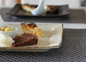 【小兵さんちの食卓・土物風マット】24cmおやつプレート