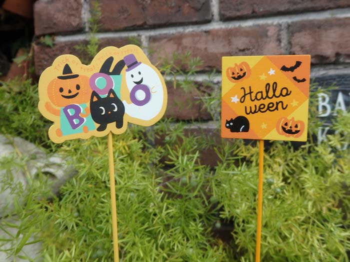 キュートなハロウィンの仲間達！ お庭やポット、お気に入りをいろんな場所に飾って、周りをカラフルに演出して下さい♪ サイズ 約H30cm　W5～6cm　D0.2cm。 材質 木製。 備考 ※2本セットです。 大きさ等に多少の差が出たり、キズ、歪み、塗装の剥がれ等を生じることがあります。ご了承宜しくお願い致します。『ハロウィン！Booピック！』 &nbsp; ■商品には個体差がございますので、若干のサイズ誤差は予めご了承下さい。 ■当社では、外撮りに関しては自然光の下で撮影をしております。 　お客様がご覧になった場合と色味が異なる場合がありますので 　ご理解の上ご購入頂きますようお願い致します。 カラー オレンジ、ブラック、他。 材質木製。 各サイズ/重さ約H30cm　W5～6cm　D0.2cm。。 備考 ※2本セットです。 大きさ等に多少の差が出たり、キズ、歪み、塗装の剥がれ等を生じることがあります。ご了承宜しくお願い致します。 お届け状態完成。 設置方法差し込んでお使いください。