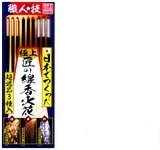 大きさ：44cm 閑さや岩にしみ入る「火花」の声 松尾芭蕉が悟った境地を垣間見る！ 「閑さや岩にしみ入る蝉の声」 松尾芭蕉の有名な一句です。 でも、蝉（せみ）が鳴いているのに、何故、閑か（静か）なんでしょうか？ この境地は、日本の花火（とりわけ手持ち花火）の心に通ずるものがあるのではないでしょうか？ 花火で楽しそうに騒いでいる周りの友人や家族がいる中で、ひとり花火の火花を見つけていると、一人の世界に没入していき、時を忘れ見入ってしまう・・・閑かな気持ち（境地）になるようなことだと思います。 日本人の心に響く「線香火花」（線香花火ではありません） 3種をご用意しました。 あなたの心に閑けさをもたらすのは、どの火花でしょうか？ 日本でつくった花火です！ 「極」・・・黄金点滅火花が弾け飛びます。 「華」・・・金色の枝垂花火が降り注ぎます。 「粋」・・・銀色の点滅火花が舞い落ちます。 純国産 職人の技 超逸品3種類の和火の火花が楽しめるスパークのセットです。 【極】黄金煌めき　冠菊 【華】満開枝垂れ　竜桜 【粋】金鈴点滅舞　千輪　 の3種類です。閑さや岩にしみ入る「火花」の声 松尾芭蕉が悟った境地を垣間見る！ 「閑さや岩にしみ入る蝉の声」 &nbsp; 松尾芭蕉の有名な一句です。 でも、蝉（せみ）が鳴いているのに、何故、閑か（静か）なんでしょうか？ この境地は、日本の花火（とりわけ手持ち花火）の心に通ずるものがあるのではないでしょうか？ 花火で楽しそうに騒いでいる周りの友人や家族がいる中で、ひとり花火の火花を見つけていると、一人の世界に没入していき、時を忘れ見入ってしまう・・・閑かな気持ち（境地）になるようなことだと思います。 日本人の心に響く「線香火花」（線香花火ではありません） 3種をご用意しました。 あなたの心に閑けさをもたらすのは、どの火花でしょうか？ 日本でつくった花火です！ 「極」・・・黄金点滅火花が弾け飛びます。 「華」・・・金色の枝垂花火が降り注ぎます。 「粋」・・・銀色の点滅火花が舞い落ちます。 &nbsp; &nbsp; 純国産 職人の技 超逸品3種類の和火の火花が楽しめるスパークのセットです。 【極】黄金煌めき　冠菊 【華】満開枝垂れ　竜桜 【粋】金鈴点滅舞　千輪　 の3種類です。 大きさ　44cm