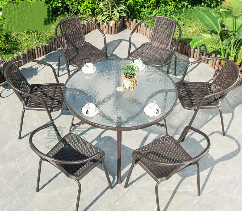 屋外の机と椅子傘の組み合わせ籐の椅子の3点セット庭のレジャーのバルコニーの小さい机と椅子鉄の芸の..