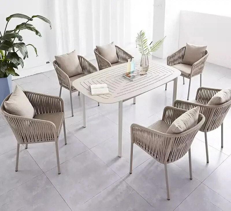 別荘の庭のテーブルと椅子テラスガーデン籐編みのカジュアルチェアホテルのテラスペンション防水日焼け..