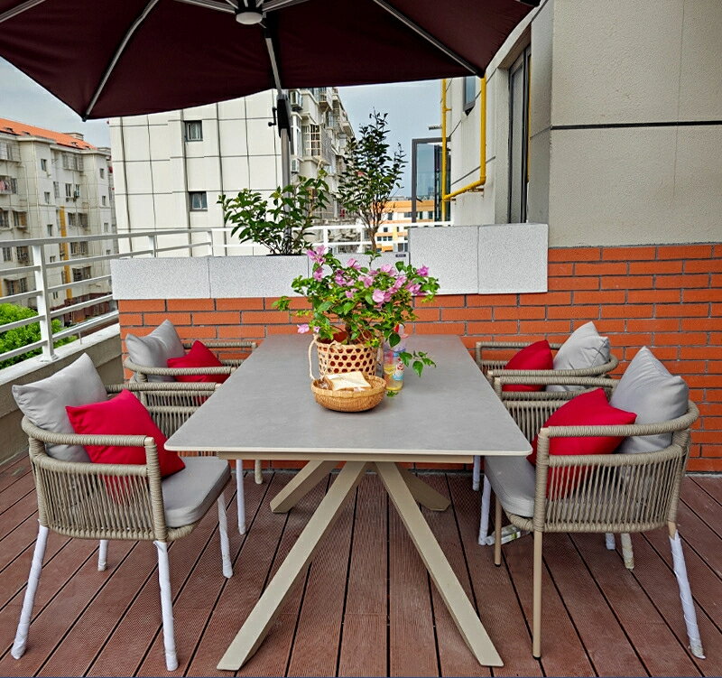 屋外の別荘のバルコニーのテーブルと椅子レジャーのガーデンの庭の岩板のテーブル籐の椅子組み合わせ屋..