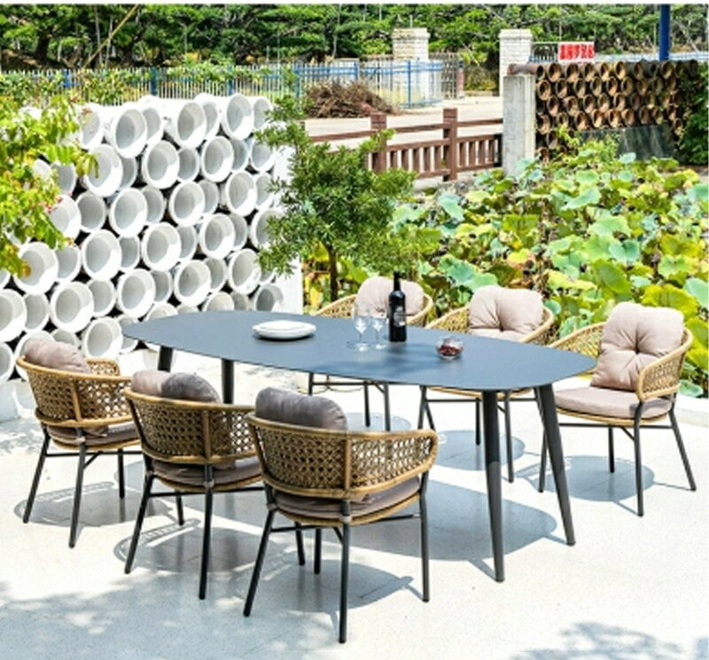 屋外の別荘籐のソファと椅子の組み合わせのレジャーの庭の防水の日焼け防止の家具ホテルの民宿のテラス..