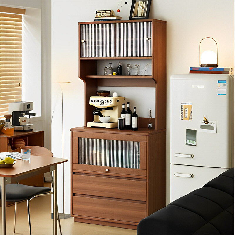 家の食事の辺の戸棚は壁に寄りますレトロな一体の小さい戸型のシンプルな応接間の収納の物入れの戸棚茶..