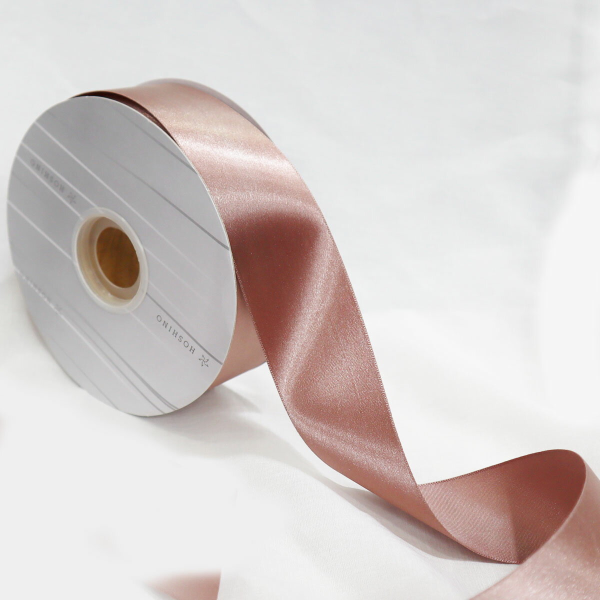 【サイズ】15mm×45Mポリエステル　光沢・ハリ・高級感・色数、全てが揃った大人気のベストリボン。ループが作れるハリのあるリボンです。・ロールタイプのリボンに関しましては製造工程上やむを得ず繋ぎ目が入る場合がございます。・製造ロットの違いにより、色に誤差が生じる場合がございます。【はなどんやお取り扱い商品について】■はなどんや掲載商品には、在庫品とメーカーお取寄商品がございます。掲載納期をご参考にされて下さい。即日発送の納期が記載されている商品でも、当店在庫が欠品となった場合には、お取り寄せにてご手配を進めさせていただきます。※コンビニ支払い・銀行振込等、前払い決済でのご注文については即日発送の対象外となります。■他店舗でも販売をしているため、また、メーカーの実在庫欠品等によりご注文後にご用意ができなくなる場合がございます。その場合にはメールにてご案内をさせて頂きます。■分納は承っておりません。一番遅い納期の商品に合わせて発送となります。/【VAR：8231】ブラウン//322025/4582259897496/星野2013年5月新商品リボン サテンリボン プレーンサテンリボン/