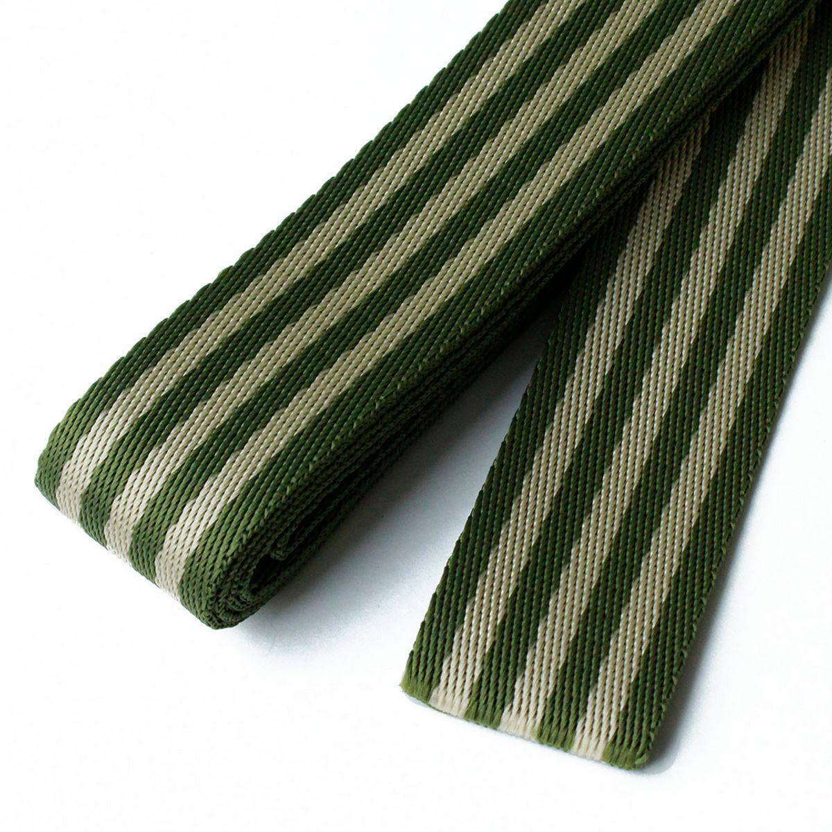 【サイズ】巾：38ミリメートル/長さ：約2.4mポリプロピレン入数：1巻■サイズ/巾38mm 厚み/約1.5mm 長さ/約2.4m■素材/ポリプロピレンしなやかさと丈夫さを両立した軽いポリテープ。かばんの持ち手にぴったり。色の組み合わせがさまざまなストライプが印象的です。（全23色）しなやかさと丈夫さを両立した軽いポリテープ。かばんの持ち手にぴったり。色の組み合わせがさまざまなストライプが印象的です。（全15色）ポリテープを使ったトートバッグを作れるオリジナルレシピ付き。◎お取り寄せ時、お届け日の確認や欠品のお知らせにお時間を頂く場合のある商品です。万一遅延や欠品が発生した場合には個別にご連絡を差し上げます。【お取り寄せ商品について】※こちらはお取り寄せ商品となります。現在メーカーデータ上在庫のあるものを掲載させて頂いておりますがメーカー実在庫の欠品等によりご注文いただいた後に欠品が発生する場合がございます。その場合にはメールにてご案内をさせて頂きます。20230318new手芸用品 レース・リボン・テープ・コード テープ・コード 手作り 材料/