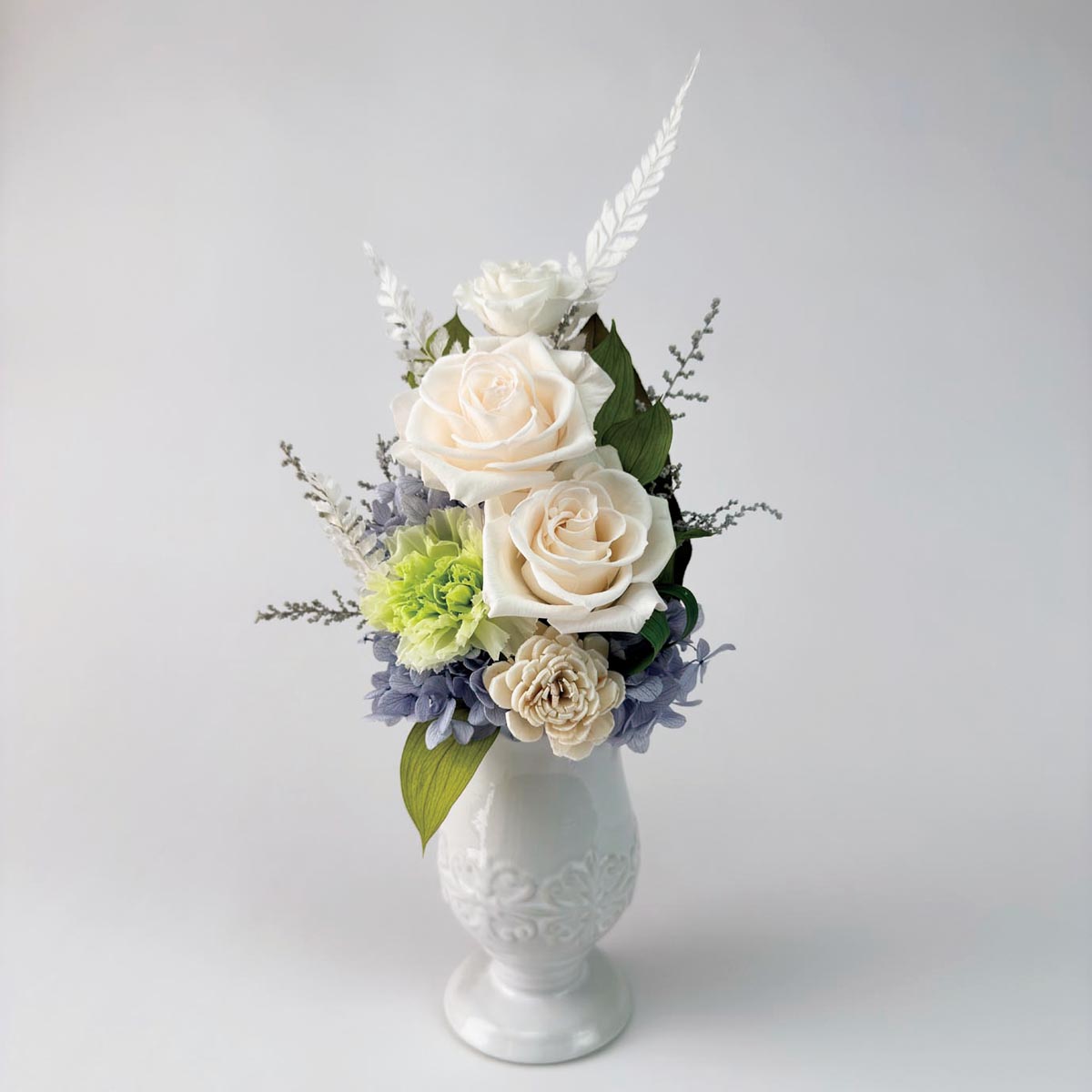 【サイズ】W12×H30×D9.5cm【ブランド】OrangeDeco［重量］290(430)g［入数］［材質］［規格］クリアケース入［特徴］［使用方法］［注意事項］・プリザーブドフラワーは染料の染みや漏れが発生する場合があります。ご使用時も色移りにご注意ください。・自然素材につき色の吸い上げや着色には個体差があり、入荷により色目やサイズが多少異なる場合があります。・商品により個体差がありますが、プリザーブド薬液独特のにおいが強く感じられる場合があります。・亀裂や欠け等に関しましては、必要に応じて修復してご利用ください。【はなどんやお取り扱い商品について】■はなどんや掲載商品には、在庫品とメーカーお取寄商品がございます。掲載納期をご参考にされて下さい。即日発送の納期が記載されている商品でも、当店在庫が欠品となった場合には、お取り寄せにてご手配を進めさせていただきます。※コンビニ支払い・銀行振込等、前払い決済でのご注文については即日発送の対象外となります。■他店舗でも販売をしているため、また、メーカーの実在庫欠品等によりご注文後にご用意ができなくなる場合がございます。その場合にはメールにてご案内をさせて頂きます。■分納は承っておりません。一番遅い納期の商品に合わせて発送となります。/【VAR：35717】date20260518プリザーブドフラワー プリザーブドフラワーギフト アレンジメント 母の日 バラの日/【OrangeDeco】