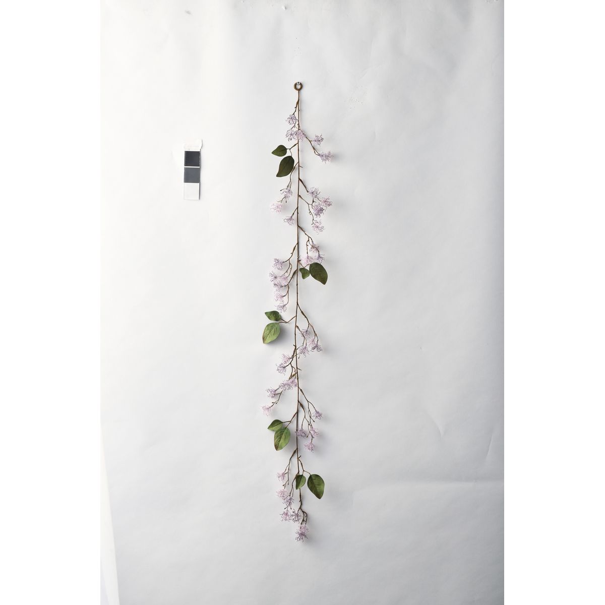 【サイズ】L110 花径2.5〜3cm【ブランド】アスカ素材：ポリエステル・ポリエチレン●商品名の「×(数字)」は輪数の目安です。本数ではありません。・造花は人の手作業で作られており、一つ一つに生のお花同様の個体差があります。シワ・ほつれ等はリペアを施してご利用ください。・お花・実・葉は茎から取れる仕様になっているものが大半です。お届け時に取れてしまっている場合は付け戻してご利用下さい。【はなどんやお取り扱い商品について】■はなどんや掲載商品には、在庫品とメーカーお取寄商品がございます。掲載納期をご参考にされて下さい。即日発送の納期が記載されている商品でも、当店在庫が欠品となった場合には、お取り寄せにてご手配を進めさせていただきます。※コンビニ支払い・銀行振込等、前払い決済でのご注文については即日発送の対象外となります。■他店舗でも販売をしているため、また、メーカーの実在庫欠品等によりご注文後にご用意ができなくなる場合がございます。その場合にはメールにてご案内をさせて頂きます。■分納は承っておりません。一番遅い納期の商品に合わせて発送となります。/【VAR：20263】20220118new/color20230919/su_wabana造花 アーティフィシャルフラワー クレマチスフェイクフラワー フラワーアレンジ花材 おしゃれ ハンドメイド材料 クラフト素材 装飾 ディスプレイ 夏 秋 お正月 クリスマス ブライダル/秋;夏;【アスカ】