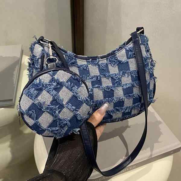 バッグ レディース デニム ダメージ加工 配色デザイン 斜め掛け ショルダーバッグ ホーボーバッグ 餃子型 ミニ コンパクト 普段使い デイリーユース お出かけ かわいい おしゃれ カジュアル 春夏 インディゴブルー ライトブルー