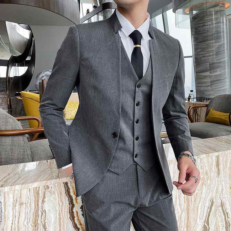 ・スタイル: カジュアル・主な素材: アセテート繊維85%・ネックライン: スタンドカラー・柄: プリント・フィット: スリム・厚さ: レギュラー・前立て: シングルブレスト1つボタン・ベント: センターベント・加工: 接着芯地加工・カラー展開: ブラック、グレー・サイズ展開: 48、50、52、54、56