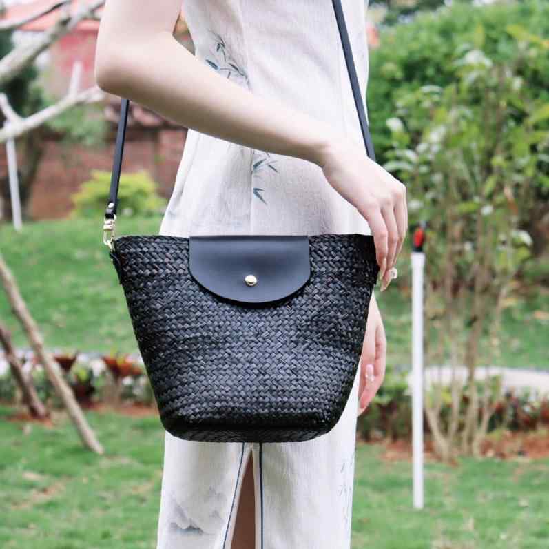 バッグ レディース ウォーターヒヤシンス 草編み ショルダーバッグ 斜めがけ ミニ ファスナー付き フラップ開閉 スクエア型 縦型 ブラック カジュアル 普段使い リゾート 海辺