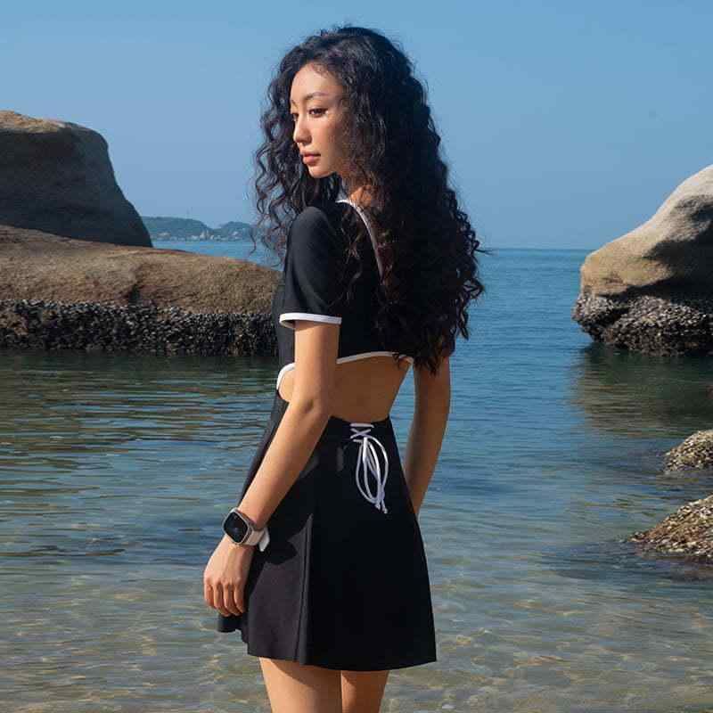 水着 レディース ワンピース スカート一体型 半袖 体型カバー 大きいサイズ ショートパンツ スイムウェア 温泉 プール 海 マリンスポーツ リゾート 旅行 カップ付き ノンワイヤー ナイロン ポリエステル レッド ブラック