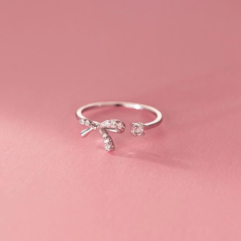 指輪 レディース S925純銀 蝶結び リボン オープンリング 高級感 個性的 洗練された 繊細 上品 エレガント 多用途 人差し指リング オフィス カジュアル 通勤 デイリーユース 電気メッキ加工