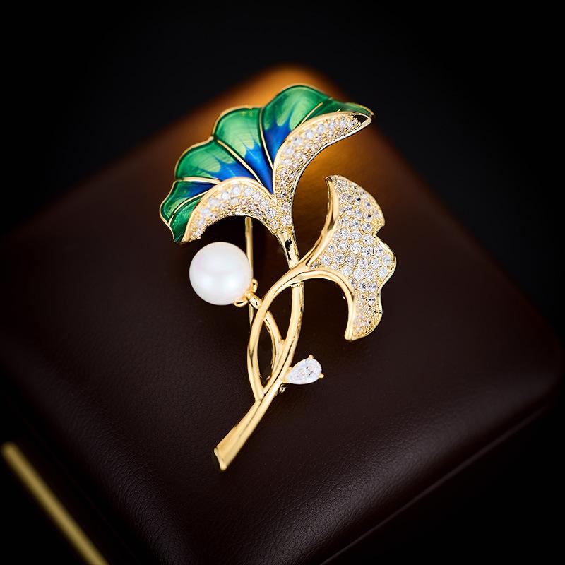 ブローチ レディース 高級感 ドロップオイル マイクロパヴェジルコニア リーフモチーフ 銅製 電気メッキ加工 コート ジャケット ワンピース アクセント 上品 ...