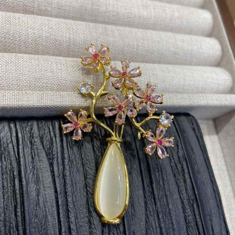 ブローチ レディース レトロ 高級感 フレンチスタイル エレガント ピンク フラワー 花瓶型 キャッツアイ 銅製 電気メッキ加工 ジャケット スーツ コート フ...