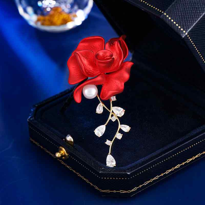 胸ブローチ レディース レッド 天然淡水パール ローズ 薔薇 花 ジルコニア マイクロセッティング 繊細 高級感 銅製 秋冬 フォーマル スーツ コート