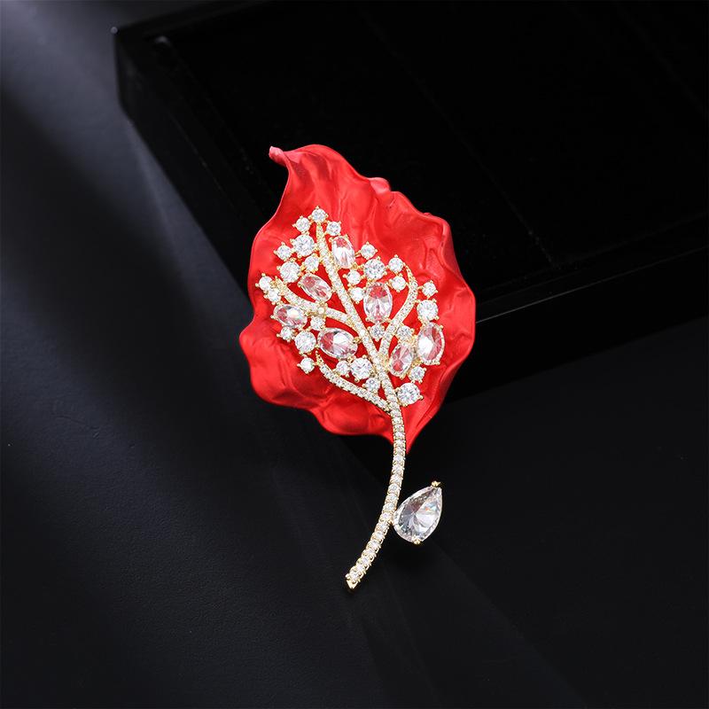 ブローチ レディース 女性用 リーフ 葉っぱ 赤 ジルコニア マイクロパヴェ 高級感 エレガント 上品 おしゃれ 精巧 電気メッキ加工 レトロ クラシック スー...