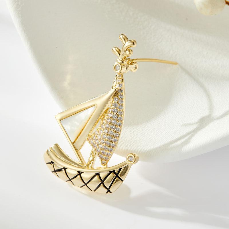 ブローチ 胸ピン レディース 帆船モチーフ マリンテイスト 天然シェル ジルコニア 銅製 繊細 上品 高級感 オフィス カジュアル兼用 プレゼント ギフト