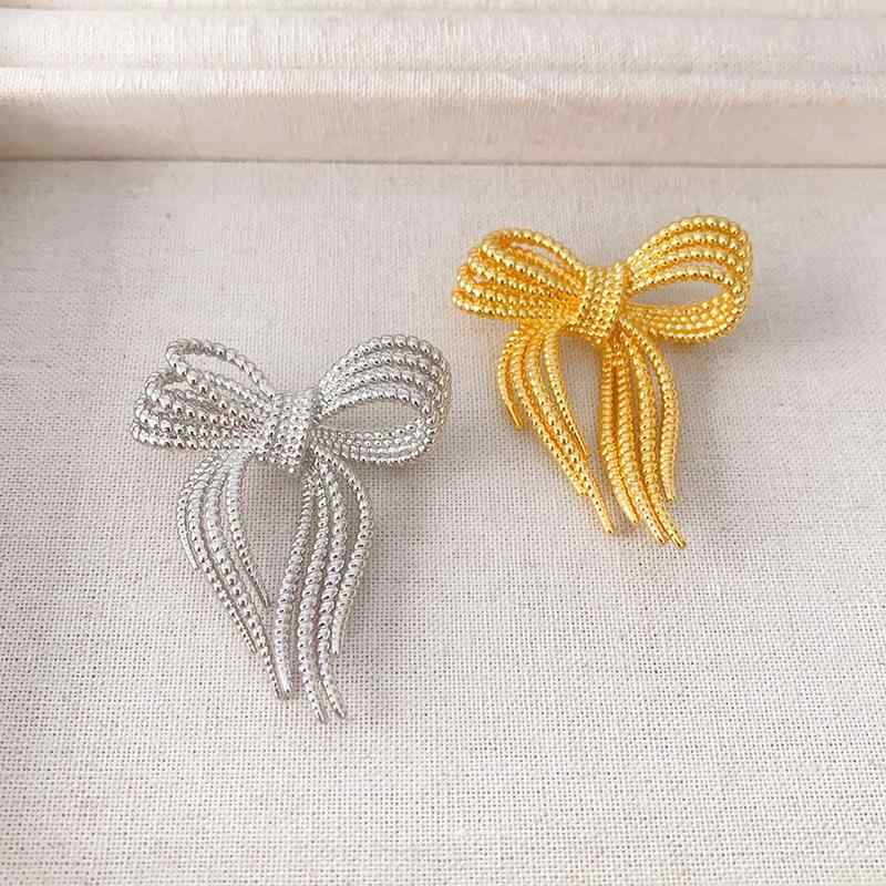 ブローチ レディース リボン 蝶結び ゴールドメッキ 銅製 金色 プラチナカラー 秋冬 セーター コート ジャケット ブローチ 上品 ファッション小物 おしゃれ