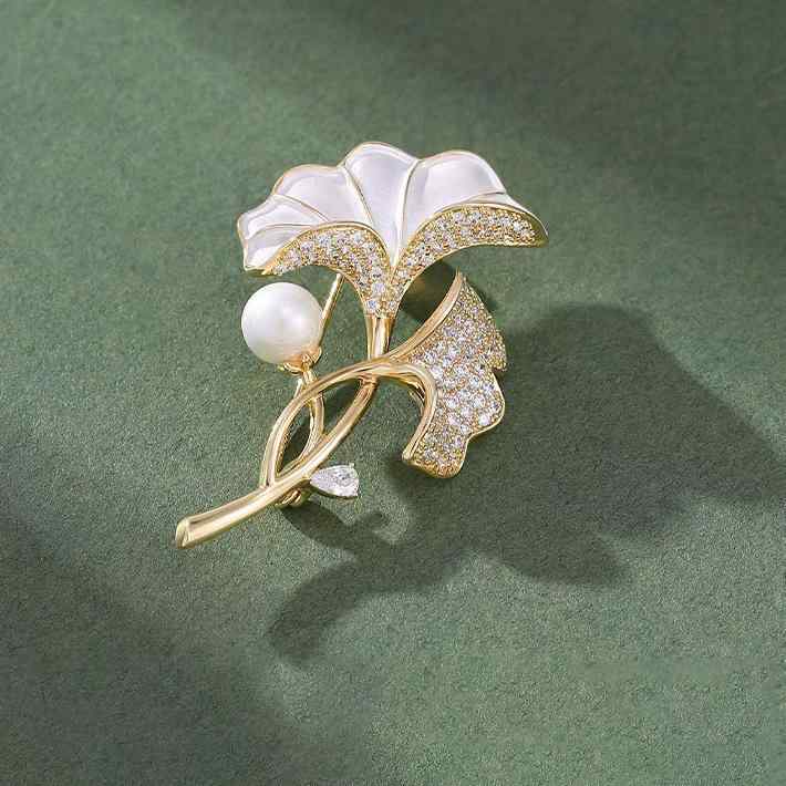 ブローチ レディース 女性用 高級感 デザイン性 イチョウ葉 リーフ ジルコニア 銅製 電気メッキ加工 エレガント 上品 優雅 フォーマル パーティー オフィス...