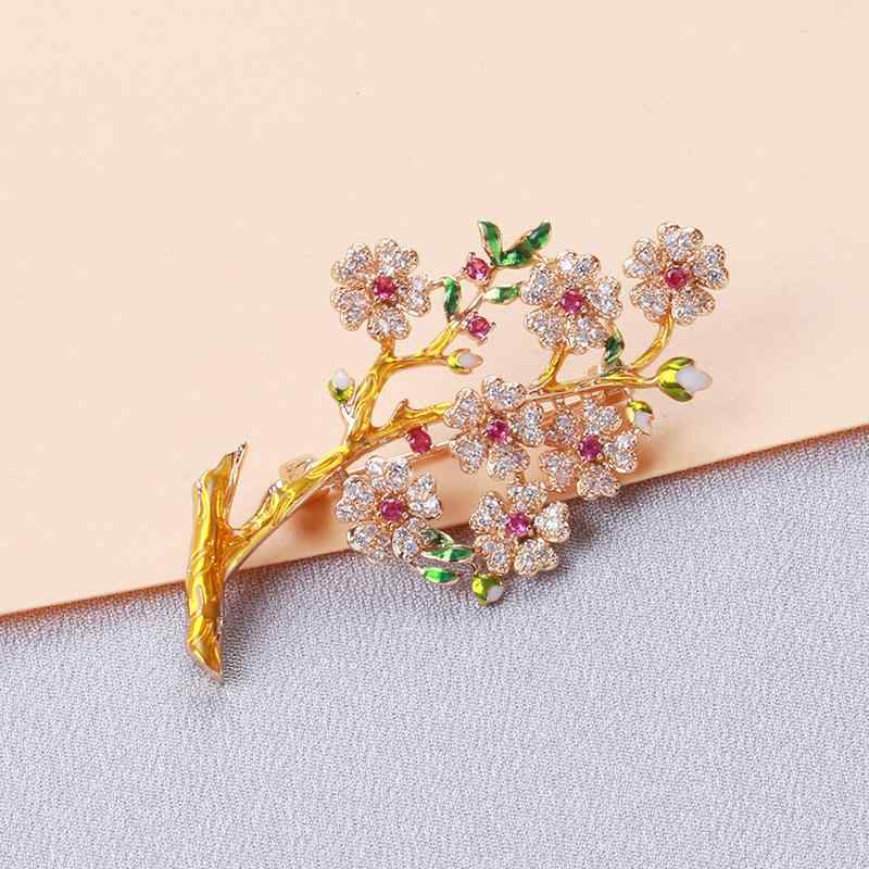ブローチ レディース 一枝の梅 マイクロパヴェ ジルコニア 銅製 金色 ファッションアクセサリー 上品 華やか 装飾品 コサージュ エレガント フォーマル デイリー