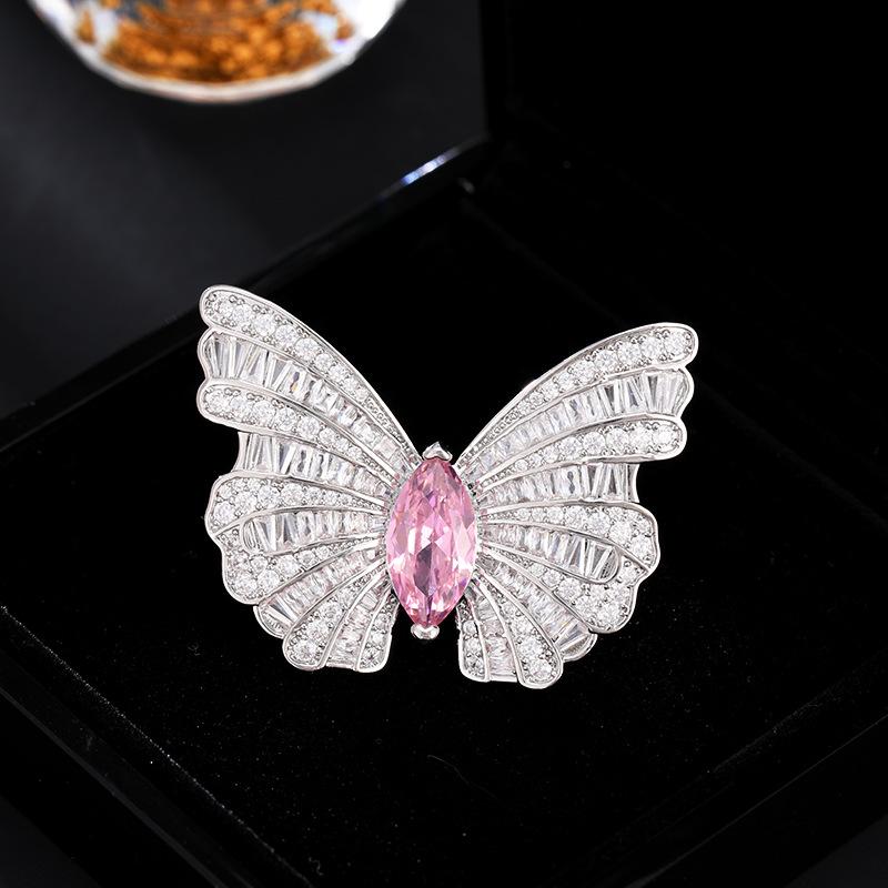 ブローチ レディース 蝶 バタフライ きらめく ジルコニア フレンチスタイル 高級感 エレガント コート ジャケット スーツ フォーマル 飾り