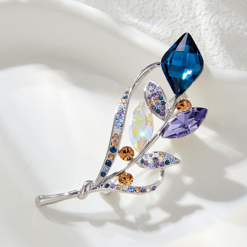 ブローチ レディース 水晶 植物モチーフ 花モチーフ 軽やか 高級感 上品 個性的 銅製 電気メッキ加工 ショールピン ジャケット スーツ コート ドレス フォ...
