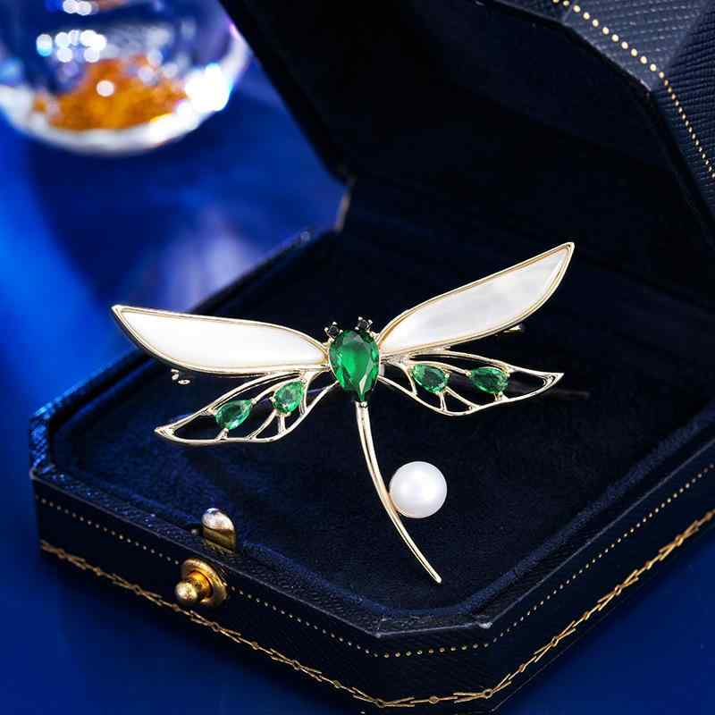 ブローチ レディース 深海シェル トンボ 天然淡水パール 高級感 エレガント 銅製 電気メッキ加工 スーツ コート ジャケット フォーマル カジュアル 上品 ゴ...