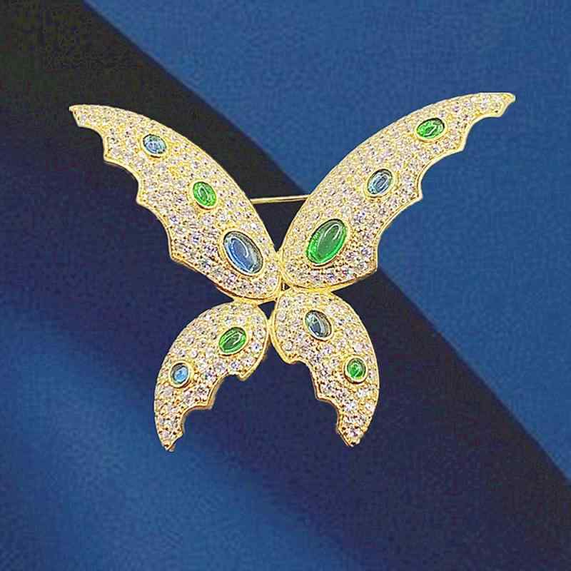 ブローチ レディース 蝶々 ジルコニア 高級感 エレガント 上品 銅製 ゴールドカラー 秋冬 コート 通勤 ファッション小物 アクセサリー ギフト プレゼント
