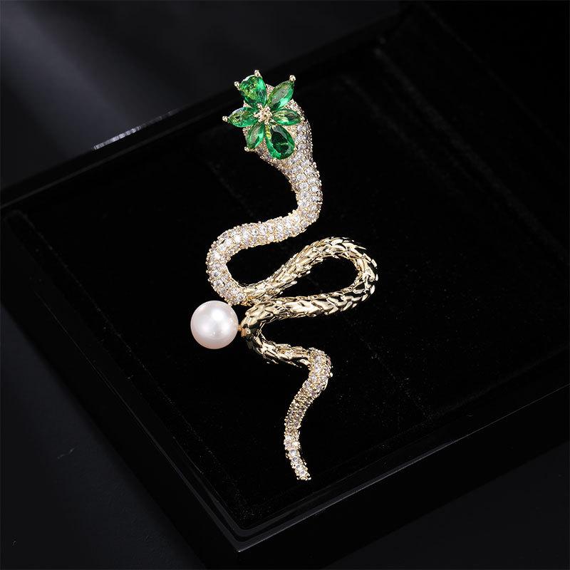 ブローチ レディース 女性用 蛇モチーフ 淡水パール レトロ エレガント 高級感 銅製 電気メッキ加工 ジャケット コート スーツ パーティー ドレスアップ フ...