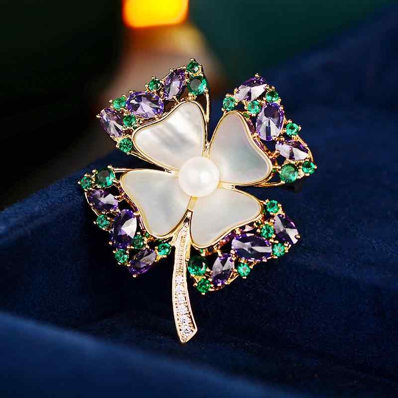 ブローチ レディース 高級感 豪華 天然シェル パール 四つ葉のクローバー おしゃれ エレガント 上品 銅製 ジルコニア ゴールド スーツ コート フォーマル ...