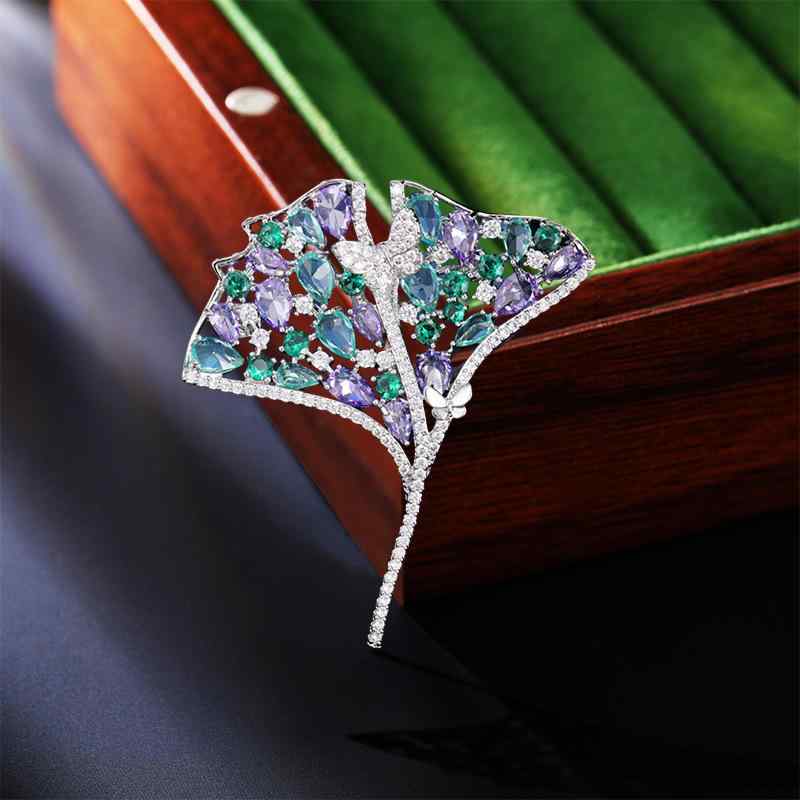 ブローチ レディース 女性用 秋冬 イチョウ葉 リーフ モチーフ カラフル ジルコニア 煌めく 上品 高級..